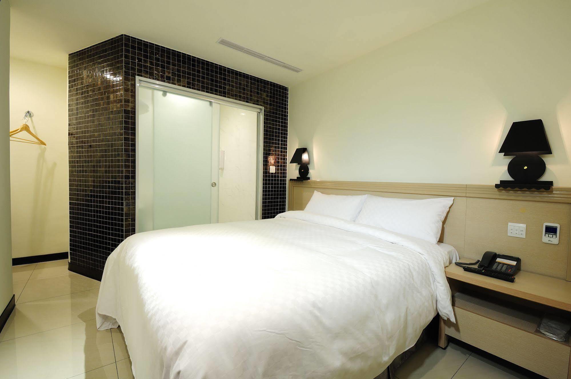 Bravo Hotel Taichung Extérieur photo